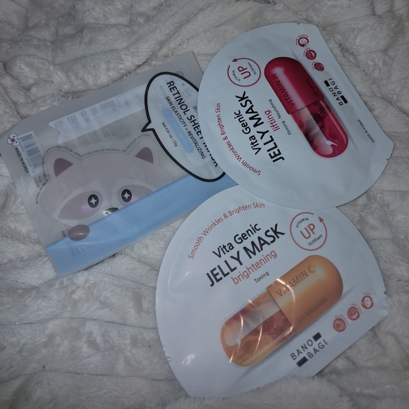 NWT The Crème Shop Disney Makeup Bag With 3 Korean Face Masks EXTRAS - Picture 4 of 4